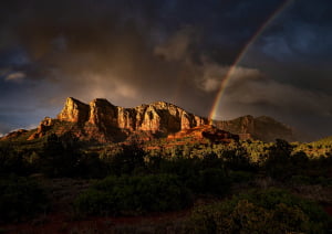 Радуга над горным хребтом.