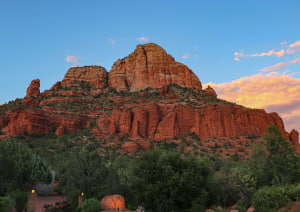 Горы на фоне голубого неба.